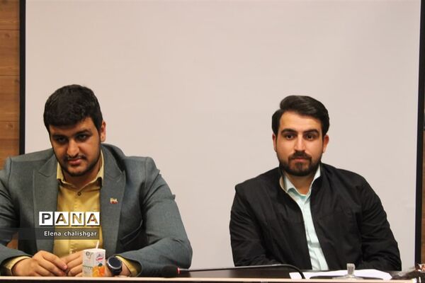 جلسه شورای اداری در آموزش و پرورش ناحیه یک بهارستان
