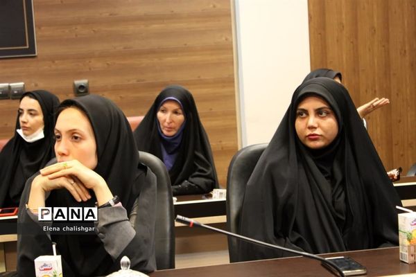 جلسه شورای اداری در آموزش و پرورش ناحیه یک بهارستان