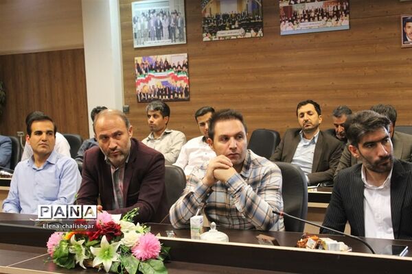 جلسه شورای اداری در آموزش و پرورش ناحیه یک بهارستان