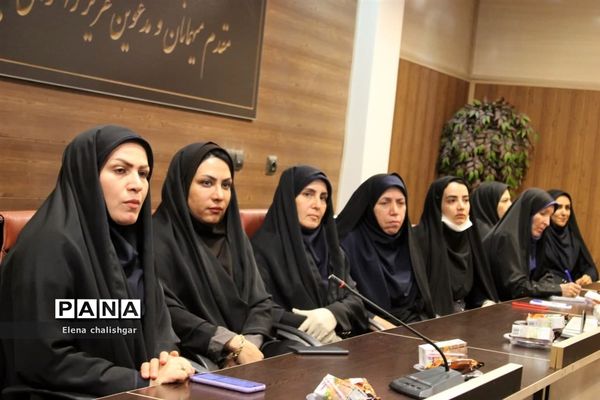 جلسه شورای اداری در آموزش و پرورش ناحیه یک بهارستان