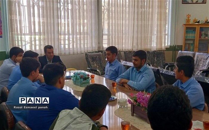 اولین نشست شورای دانش آموزی دبیرستان نمونه آیت الله خامنه‌ای کاشمر 