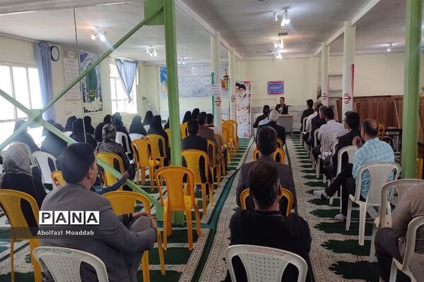 جلسه انجمن اولیا و مربیان دانش‌آموزان دبیرستان نمونه آیت الله خامنه‌ای کاشمر