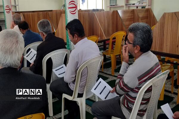 جلسه انجمن اولیا و مربیان دانش‌آموزان دبیرستان نمونه آیت الله خامنه‌ای کاشمر