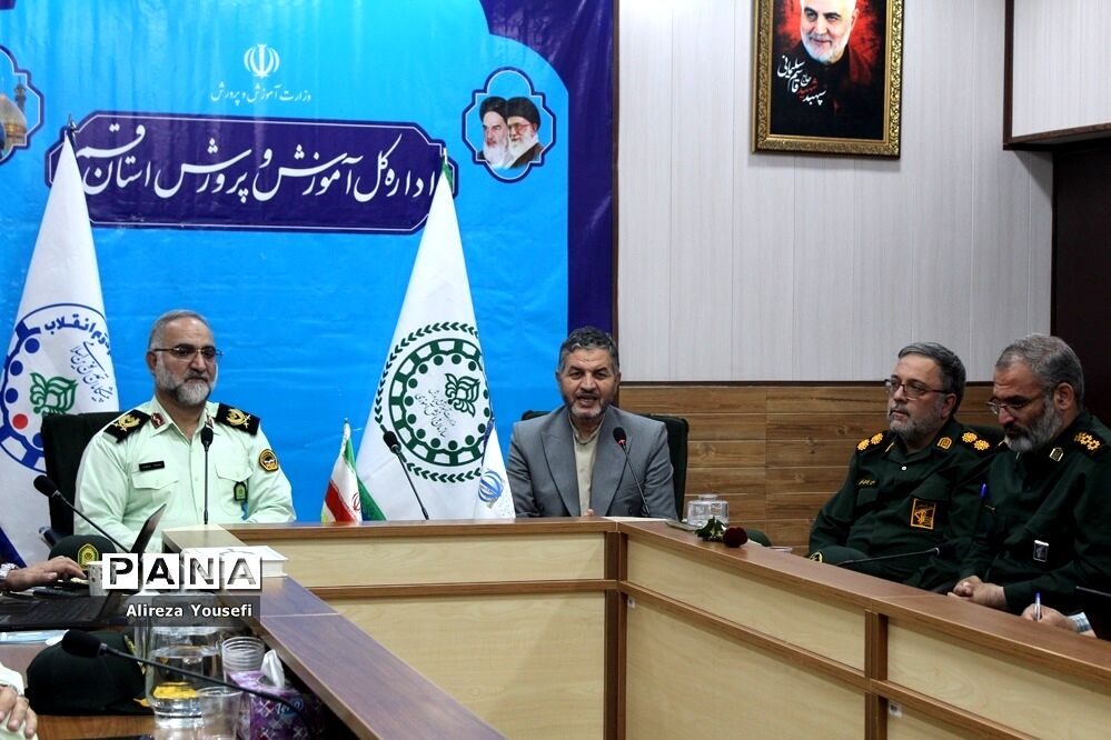 نشست صمیمی فرمانده انتظامی قم با اعضای سازمان دانش‌آموزی