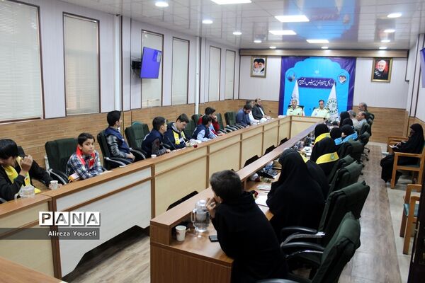 نشست صمیمی فرمانده انتظامی قم با اعضای سازمان دانش‌آموزی