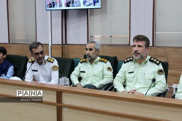 نشست صمیمی فرمانده انتظامی قم با اعضای سازمان دانش‌آموزی