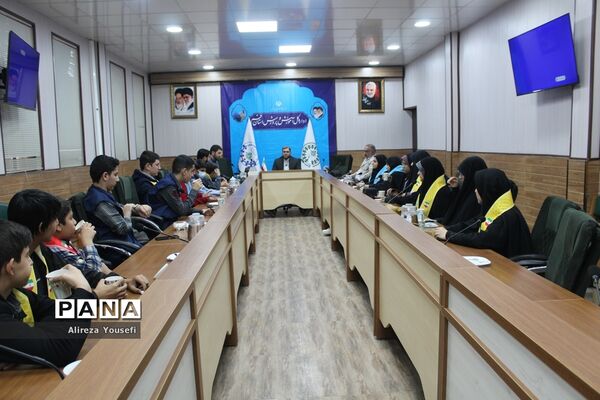 نشست صمیمی فرمانده انتظامی قم با اعضای سازمان دانش‌آموزی