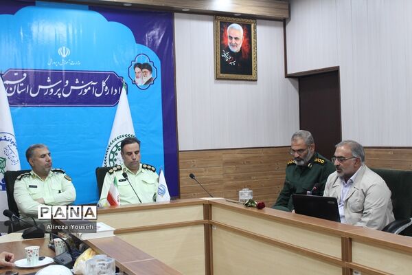 نشست صمیمی فرمانده انتظامی قم با اعضای سازمان دانش‌آموزی