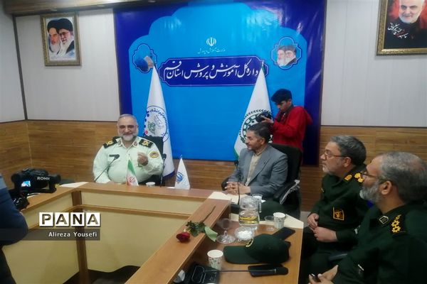 نشست صمیمی فرمانده انتظامی قم با اعضای سازمان دانش‌آموزی