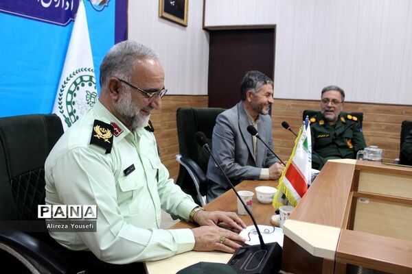 نشست صمیمی فرمانده انتظامی قم با اعضای سازمان دانش‌آموزی