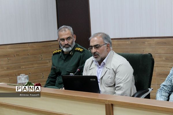 نشست صمیمی فرمانده انتظامی قم با اعضای سازمان دانش‌آموزی