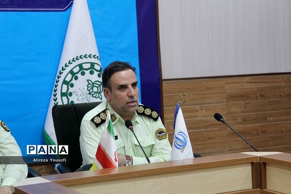 نشست صمیمی فرمانده انتظامی قم با اعضای سازمان دانش‌آموزی