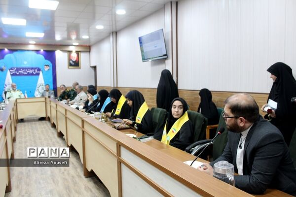 نشست صمیمی فرمانده انتظامی قم با اعضای سازمان دانش‌آموزی