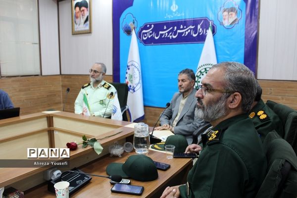 نشست صمیمی فرمانده انتظامی قم با اعضای سازمان دانش‌آموزی