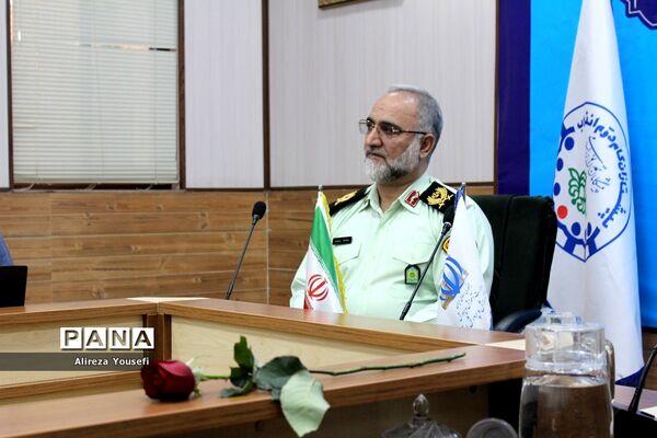 نشست صمیمی فرمانده انتظامی قم با اعضای سازمان دانش‌آموزی