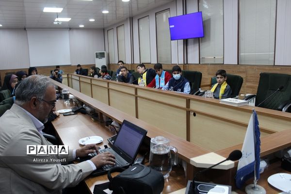 نشست صمیمی فرمانده انتظامی قم با اعضای سازمان دانش‌آموزی