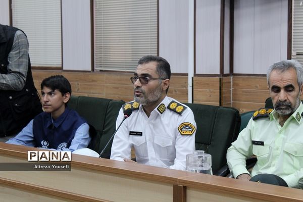 نشست صمیمی فرمانده انتظامی قم با اعضای سازمان دانش‌آموزی