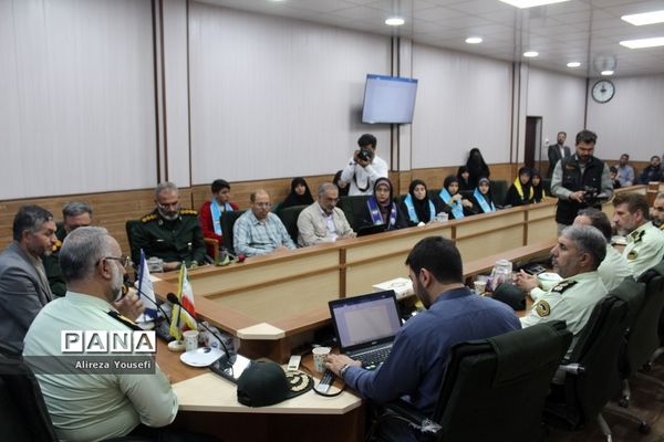 نشست صمیمی فرمانده انتظامی قم با اعضای سازمان دانش‌آموزی