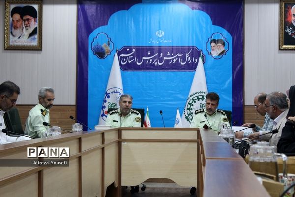 نشست صمیمی فرمانده انتظامی قم با اعضای سازمان دانش‌آموزی