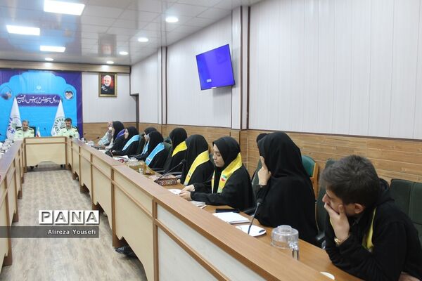 نشست صمیمی فرمانده انتظامی قم با اعضای سازمان دانش‌آموزی