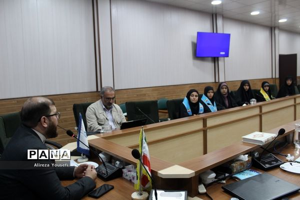 نشست صمیمی فرمانده انتظامی قم با اعضای سازمان دانش‌آموزی