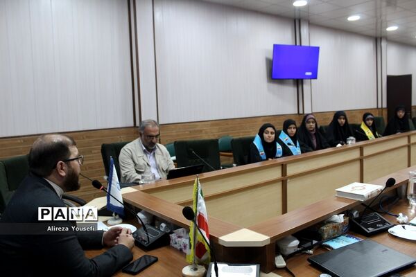 نشست صمیمی فرمانده انتظامی قم با اعضای سازمان دانش‌آموزی