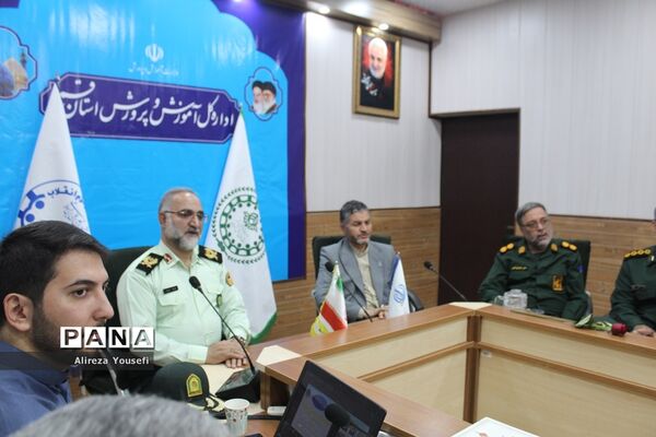 نشست صمیمی فرمانده انتظامی قم با اعضای سازمان دانش‌آموزی