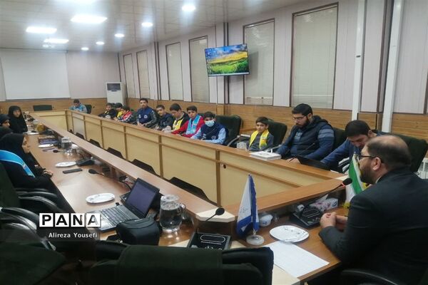 نشست صمیمی فرمانده انتظامی قم با اعضای سازمان دانش‌آموزی