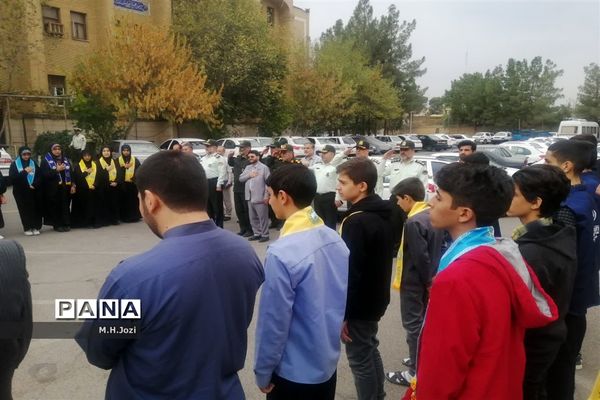 استقبال اعضای سازمان دانش‌آموزی قم از فرمانده انتظامی استان