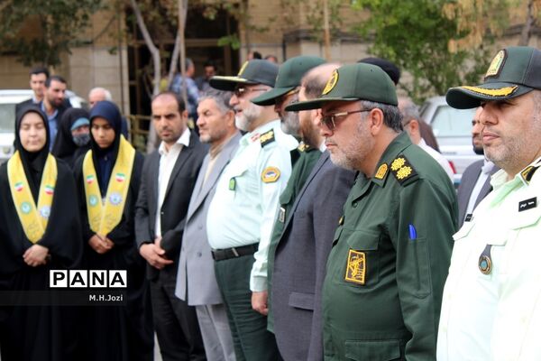 استقبال اعضای سازمان دانش‌آموزی قم از فرمانده انتظامی استان