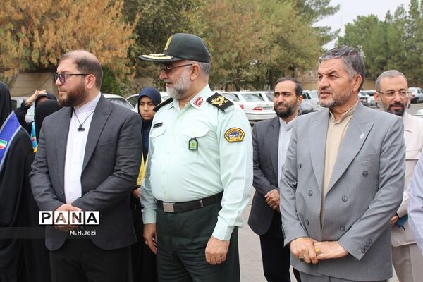 استقبال اعضای سازمان دانش‌آموزی قم از فرمانده انتظامی استان