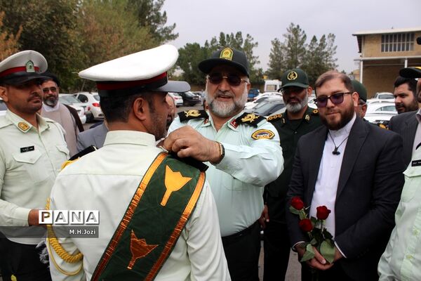 استقبال اعضای سازمان دانش‌آموزی قم از فرمانده انتظامی استان