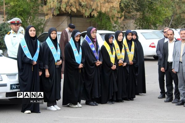 استقبال اعضای سازمان دانش‌آموزی قم از فرمانده انتظامی استان