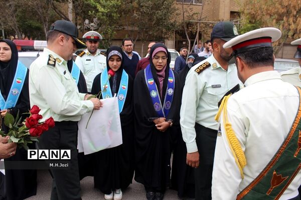 استقبال اعضای سازمان دانش‌آموزی قم از فرمانده انتظامی استان