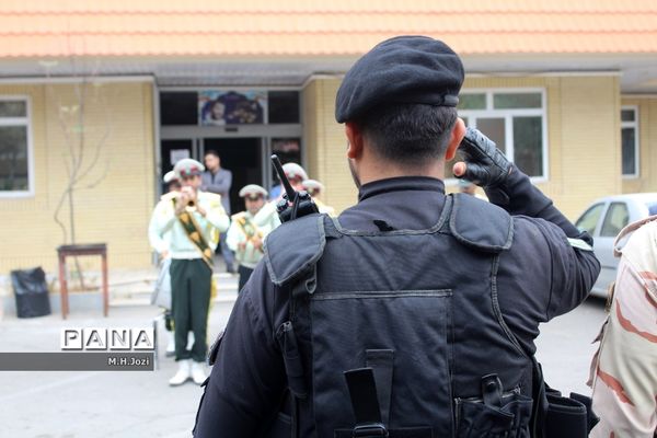 استقبال اعضای سازمان دانش‌آموزی قم از فرمانده انتظامی استان