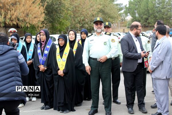 استقبال اعضای سازمان دانش‌آموزی قم از فرمانده انتظامی استان