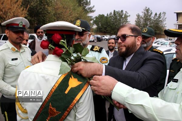 استقبال اعضای سازمان دانش‌آموزی قم از فرمانده انتظامی استان