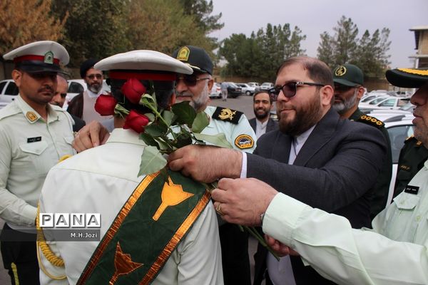 استقبال اعضای سازمان دانش‌آموزی قم از فرمانده انتظامی استان