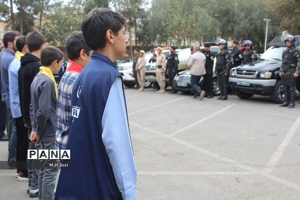 استقبال اعضای سازمان دانش‌آموزی قم از فرمانده انتظامی استان