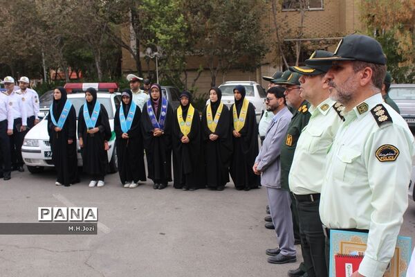 استقبال اعضای سازمان دانش‌آموزی قم از فرمانده انتظامی استان