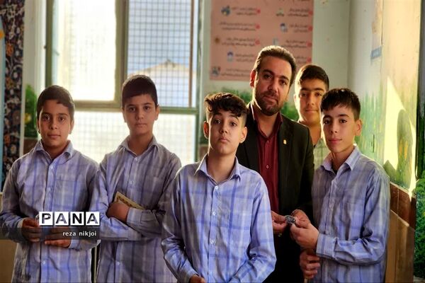 مراسم زیارت عاشورا دانش‌آموزی در دبیرستان آیت الله هاشمی رفسنجانی ناحیه یک بهارستان