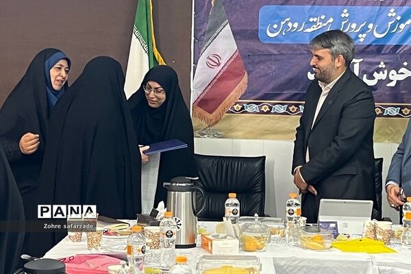 جلسه مدیران مدارس سمپاد شهرستان‌های استان تهران در رودهن