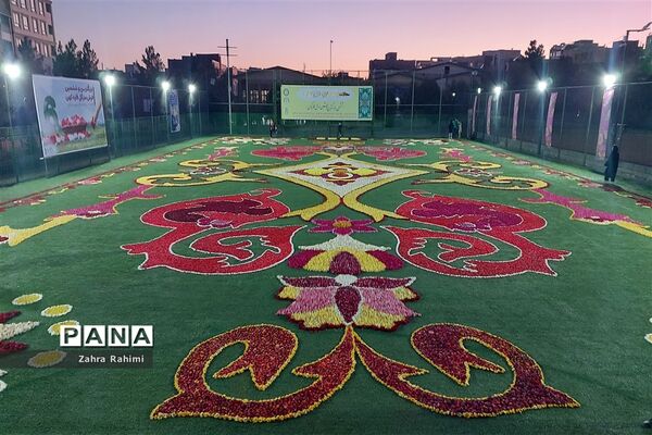 بزرگترین فرش سرگل خاورمیانه برای ششمین بار در محلات