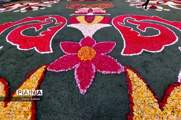 بزرگترین فرش سرگل خاورمیانه برای ششمین بار در محلات