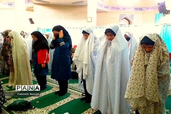 حضور دانش‌آموزان و فرهنگیان در نماز جمعه شهرستان ملارد