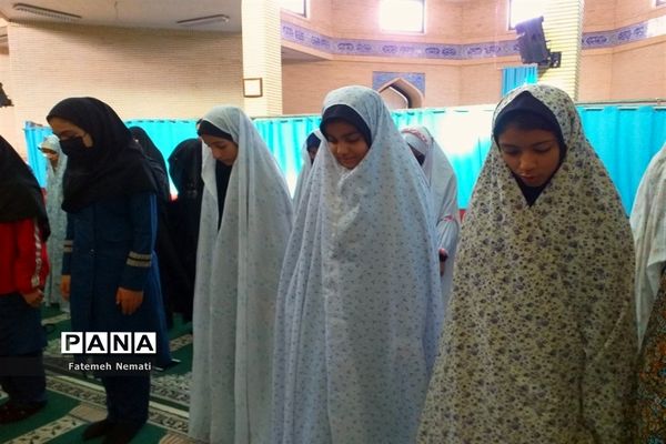 حضور دانش‌آموزان و فرهنگیان در نماز جمعه شهرستان ملارد