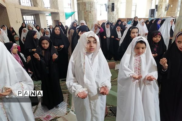 حضور دانش‌آموزان  خاتم در نماز جمعه