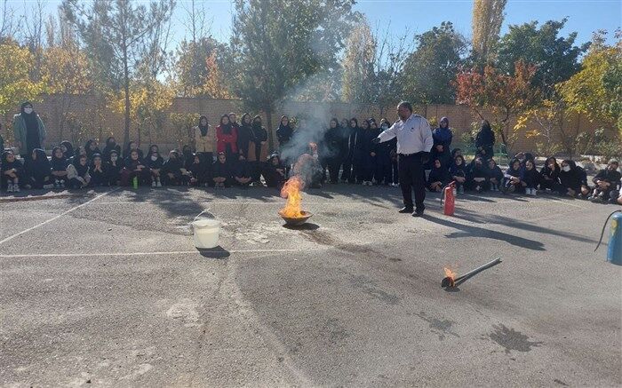 برگزاری مانور آتش نشانی  و پدافند غیرعامل در آموزشگاه دخترانه حضرت خدیجه(س) شهرستان گلپایگان