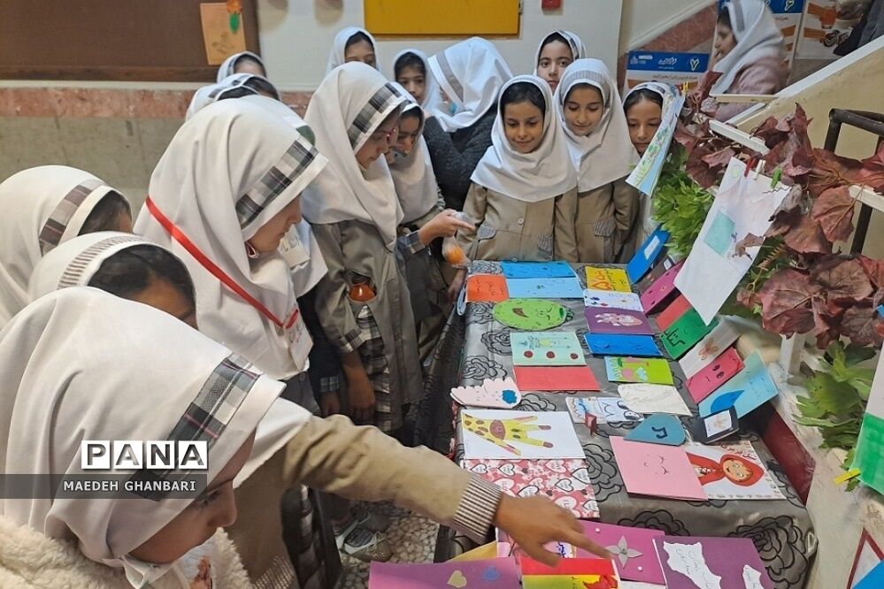 تزیین کتاب خانه دانش‌آموزان مدرسه میقات شهرستان پردیس