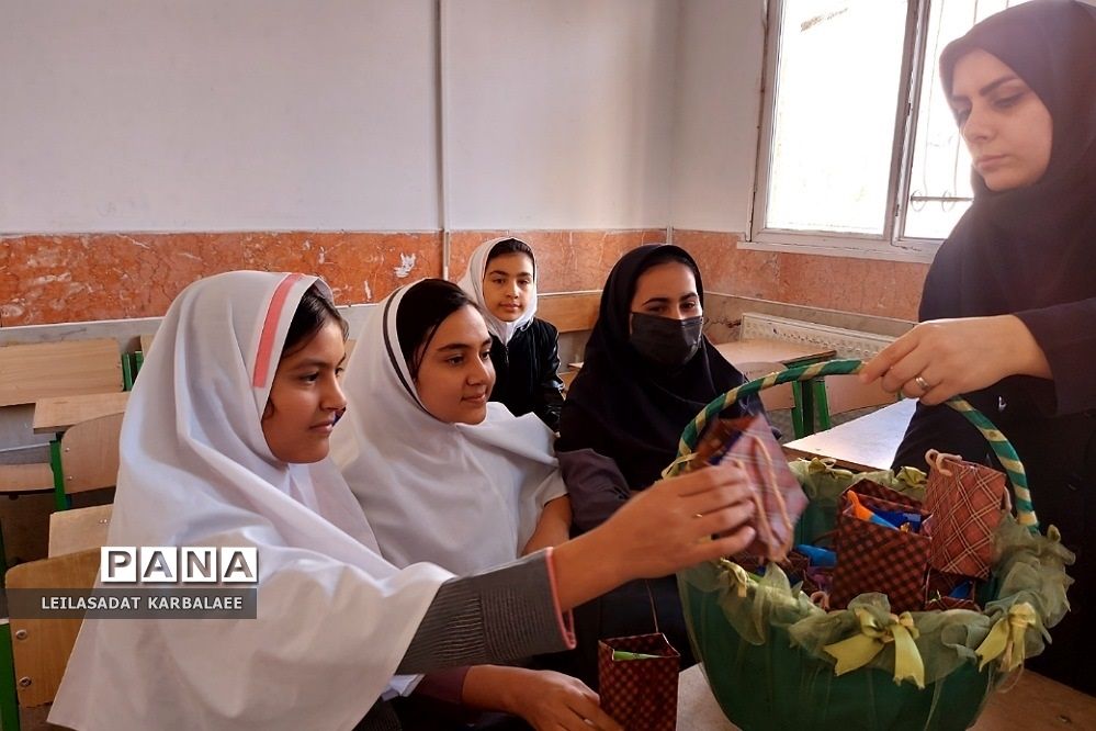 جلسه آموزش بهداشت دوران بلوغ در دبستان دخترانه قیام کهریزک